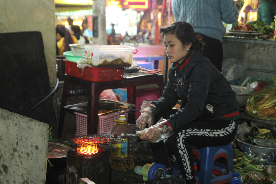 Những món quà vặt như nem chua rán, phô mai que, khoai tây lắc, nộm bò khô, bánh tráng trộn, chim cút nướng,…. Luôn luôn có những sức hút không thể chối từ. (Ảnh: Minh Sơn/Vietnam+)