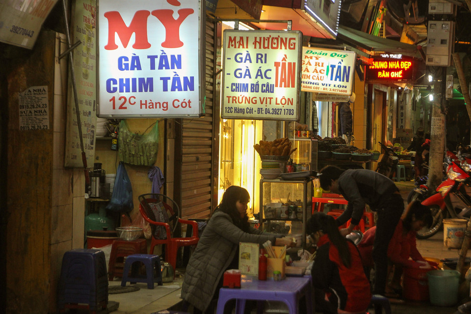Hà Nội về đêm bỗng lột xác hoàn toàn, không ồn ào, hối hả như ban ngày mà chậm rãi, nhẹ nhàng không nơi nào có được. (Ảnh: Minh Sơn/Vietnam+)