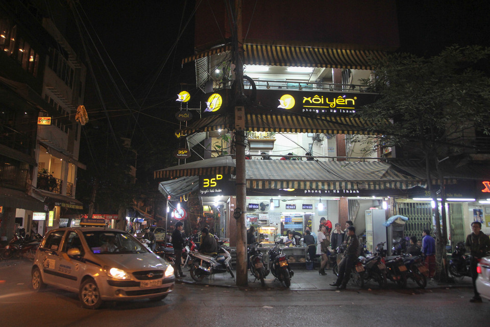 Hàng xôi Yến trên phố Nguyễn Hữu Huân lúc 11 giờ đêm dường như không lúc nào ngơi khách. (Ảnh: Minh Sơn/Vietnam+)