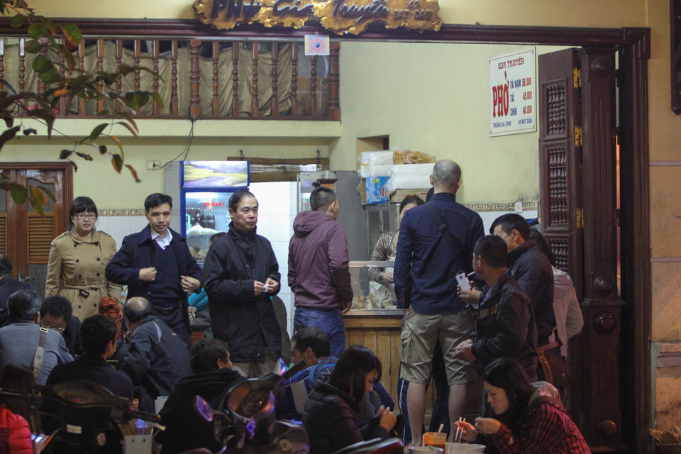 Phở phố cổ luôn tạo được một sức hút lạ kì cho thực khách mỗi khi đến đây. Những quán phở nổi tiếng ít nhất một lần phải ăn như phở Thìn, phở Bát Đàn, phở Mậu Dịch và điều đặc biệt là các quán phở đều mở đến tận khuya. (Ảnh: Minh Sơn/Vietnam+)