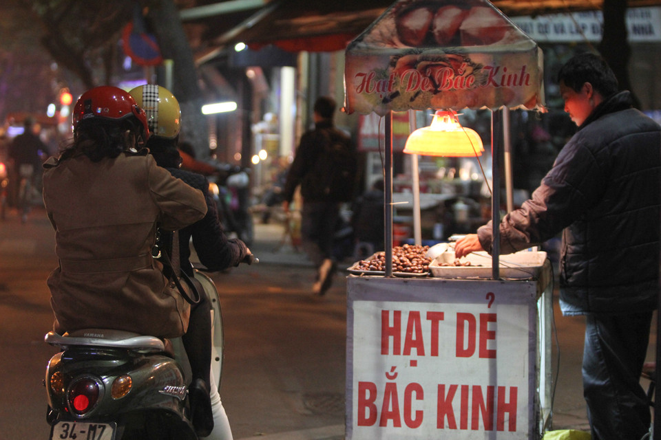 Các bà các chị thường thích những món quà vặt như hạt dẻ nướng… (Ảnh: Minh Sơn/Vietnam+)