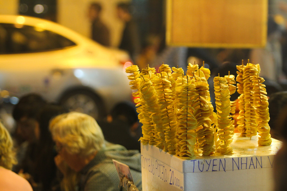 Hay những xiên khoai tây ngon mắt dưới ánh đèn đường. (Ảnh: Minh Sơn/Vietnam+)