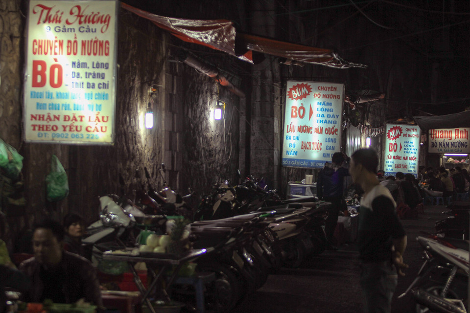 Không biết từ bao giờ, ăn đêm đã trở thành một nét văn hóa đặc trưng của người Hà Nội. Khi thành phố lên đèn, hàng trăm quán xá mọc lên san sát khiến nhiều thực khách như bị dẫn vào một mê cung hằng hà sa số những món ăn. (Ảnh: Minh Sơn/Vietnam+) 