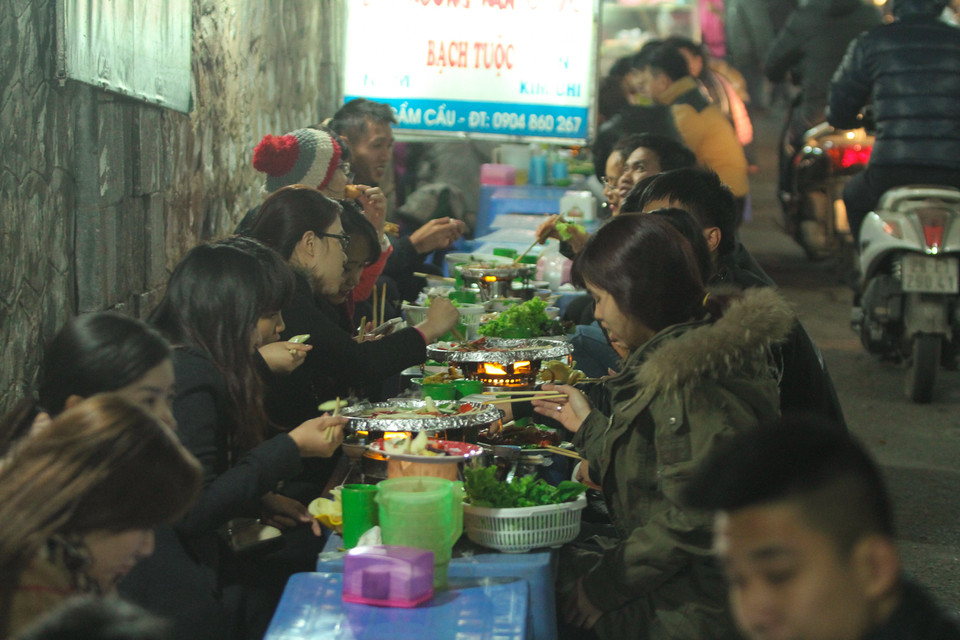 Vào những ngày đông lạnh giá, những quán lẩu được dịp đắt khách, hàng chục loại lẩu dễ làm nhiều người hoa mắt, nào lẩu riêu, lẩu sườn, lẩu bò, lẩu nướng,... Những phố lẩu nổi tiếng ở Hà Nội phải kể đến Gầm Cầu, Phùng Hưng, Hàng Bồ. Có người gọi vui đây là “tam giác nhậu” giữa lòng phố cổ. (Ảnh: Minh Sơn/Vietnam+)