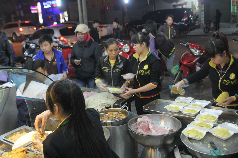 Hàng xôi Yến trên phố Nguyễn Hữu lúc 11 giờ đêm dường như không lúc nào ngơi khách. (Ảnh: Minh Sơn/Vietnam+)