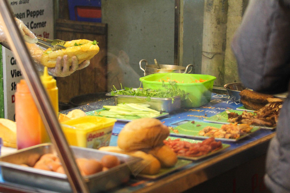 Những hàng bánh mì thì không lúc nào vơi khách. (Ảnh: Minh Sơn/Vietnam+)