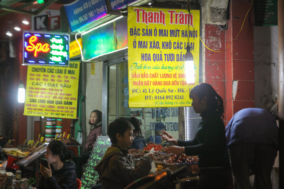 Phố cổ luôn là nơi thể hiện sự đa dạng của nền ẩm thực, rất nhiều du khách quay lại Hà Nội cũng chỉ vì muốn thưởng thức lại những món ăn không nơi nào có được. (Ảnh: Minh Sơn/Vietnam+)