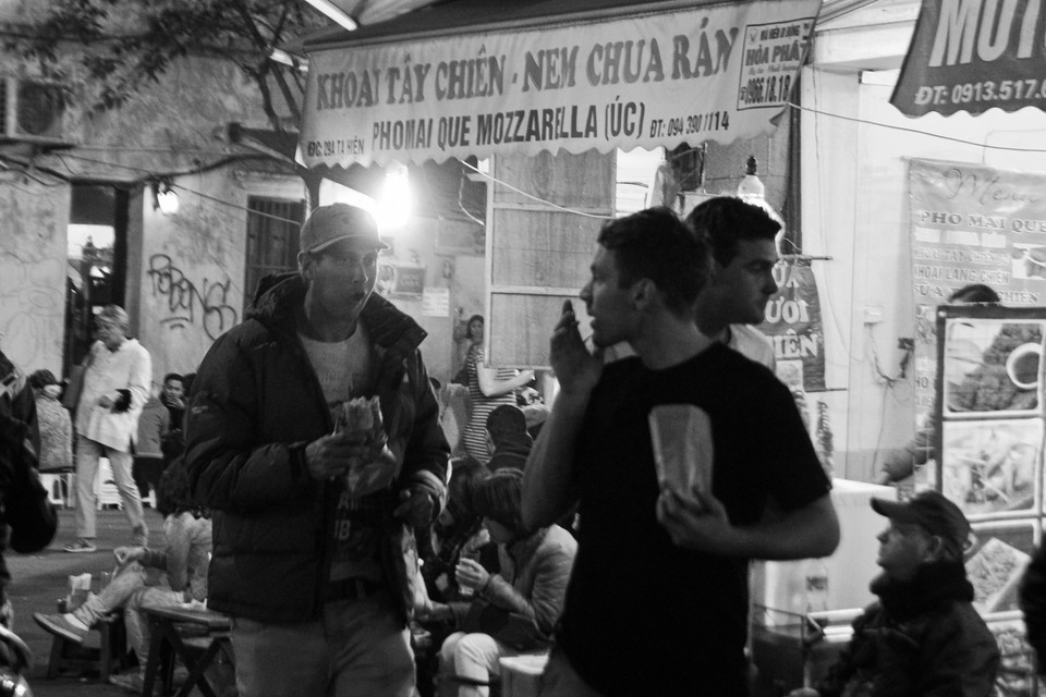 Hình ảnh những du khách nước ngoài vừa đi dạo phố vừa nhâm nhi một món quà vặt nào đấy là điều quá đỗi bình thường ở phố cổ. (Ảnh: Minh Sơn/Vietnam+)