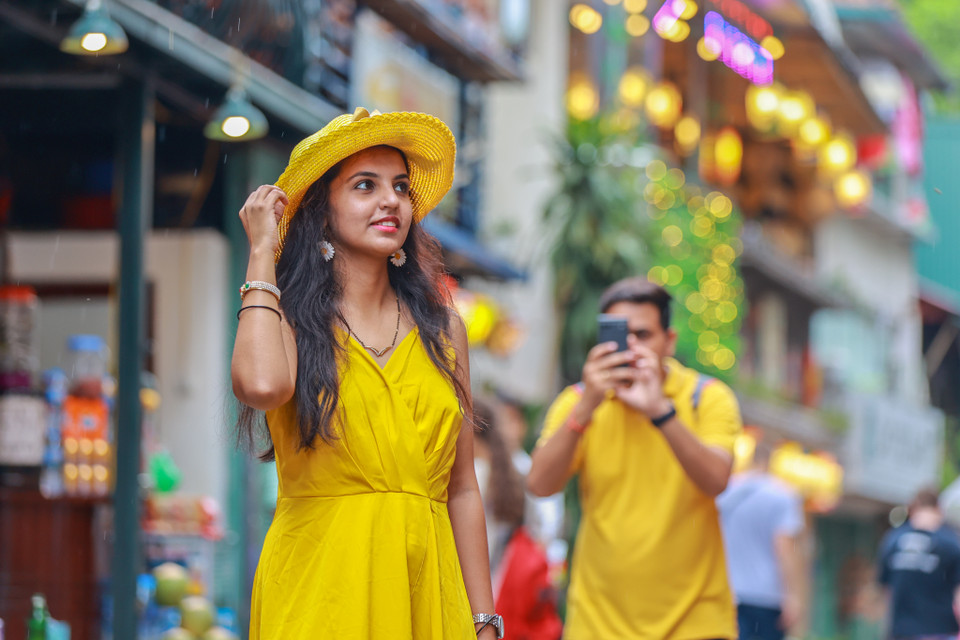 Nơi đây cũng là điểm thu hút nhiều cặp đôi để chụp hình, tất cả đã tạo nên bức tranh rất sống động và đầy màu sắc. (Ảnh: Minh Sơn/Vietnam+)