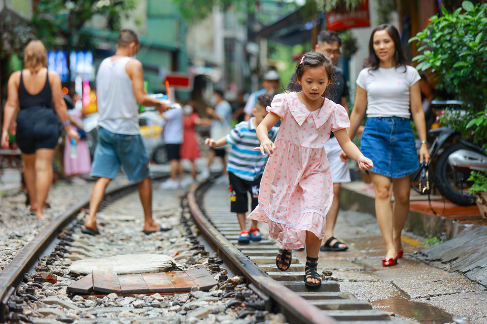 Trải qua hơn hai năm đóng cửa vì dịch cùng lệnh cấm vi phạm hành lang an toàn đường sắt, 'phố đường tàu' bất ngờ đón khách du lịch trở lại. (Ảnh: Minh Sơn/Vietnam+)