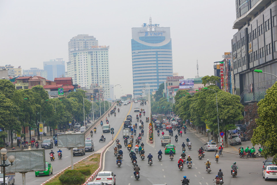 Giữa tiết trời se se lạnh cuối thu, Thủ đô trở nên dịu dàng, lãng mạn với hương hoa sữa thoảng bay trong gió, lan tỏa vào tiềm thức mỗi người. (Ảnh: Vietnam+)