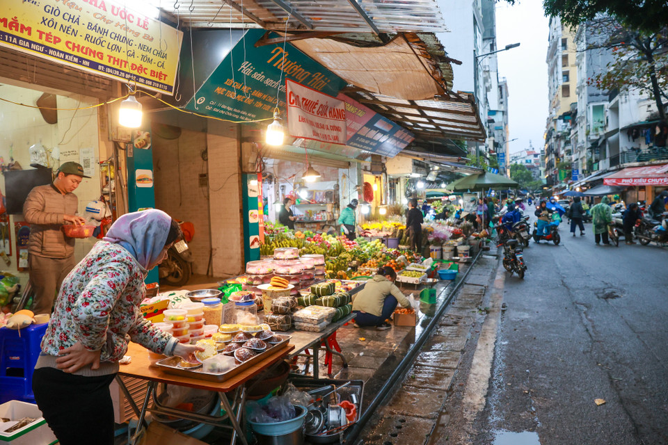 Giá thành các mặt hàng ở đây tuy đắt đỏ nhưng việc mua bán diễn ra theo thói quen không mặc cả. Chủ và khách thường đã quen mặt nên phát giá bao nhiêu mua bấy nhiêu, miễn sao chất lượng đảm bảo. (Ảnh: Minh Sơn/Vietnam+)