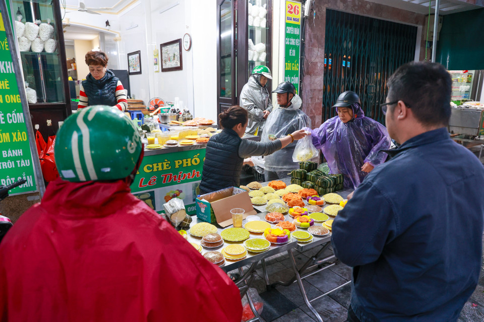 Nhiều hàng xôi chè được trình bày rất đẹp mắt để thắp hương cúng gia tiên. (Ảnh: Minh Sơn/Vietnam+)