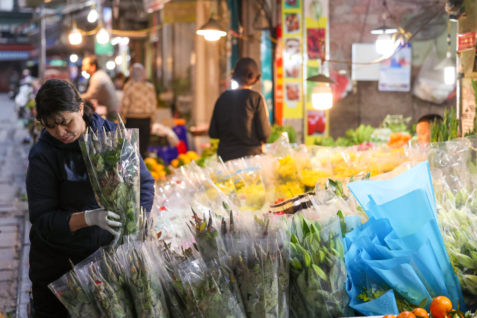 Hoa cúc, hoa hồng, hoa loa kèn được nhiều người lựa chọn để đặt lên bàn thờ gia tiên. Giá mặt hàng này tăng nhẹ so với ngày thường. (Ảnh: Minh Sơn/Vietnam+)