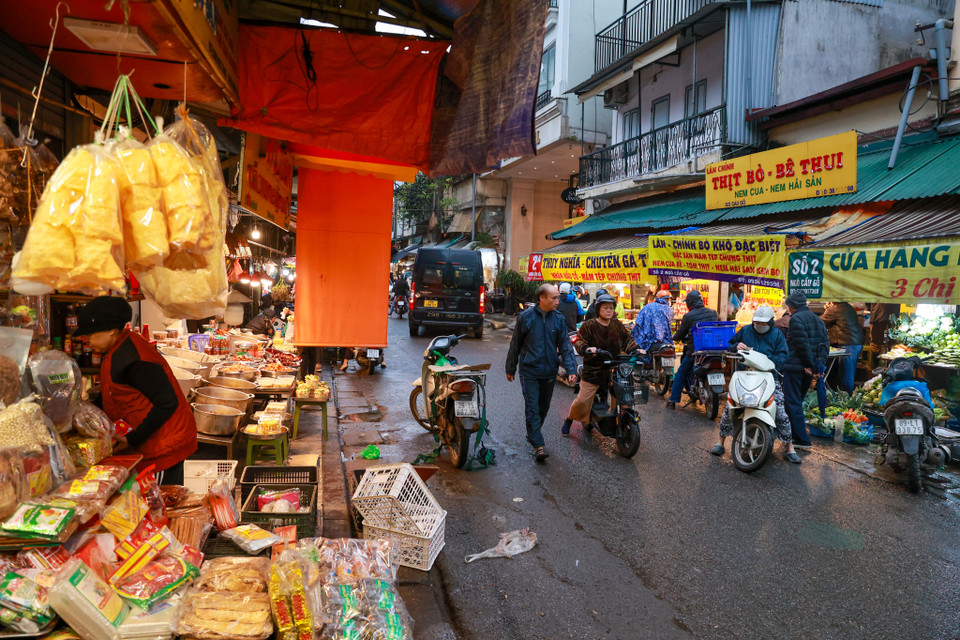 Chợ Hàng Bè, phố Gia Ngư (Hoàn Kiếm, Hà Nội) được ví như "Chợ nhà giàu" do hội tụ nhiều món ngon của lạ, đồ cúng lễ làm sẵn, thực phẩm tươi ngon và có giá cao so với mặt bằng chung. (Ảnh: Minh Sơn/Vietnam+)