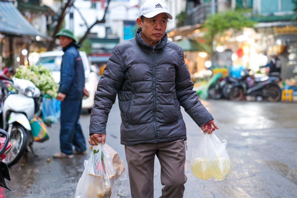 Rằm tháng Giêng hay còn được gọi là Tết Nguyên tiêu là một trong những lễ cúng quan trọng trong đời sống văn hóa tín ngưỡng của nhiều gia đình Việt. Vào ngày này, các gia đình có xu hướng làm những mâm cỗ thịnh soạn để cúng ông bà, tổ tiên.(Ảnh: Minh Sơn/Vietnam+)