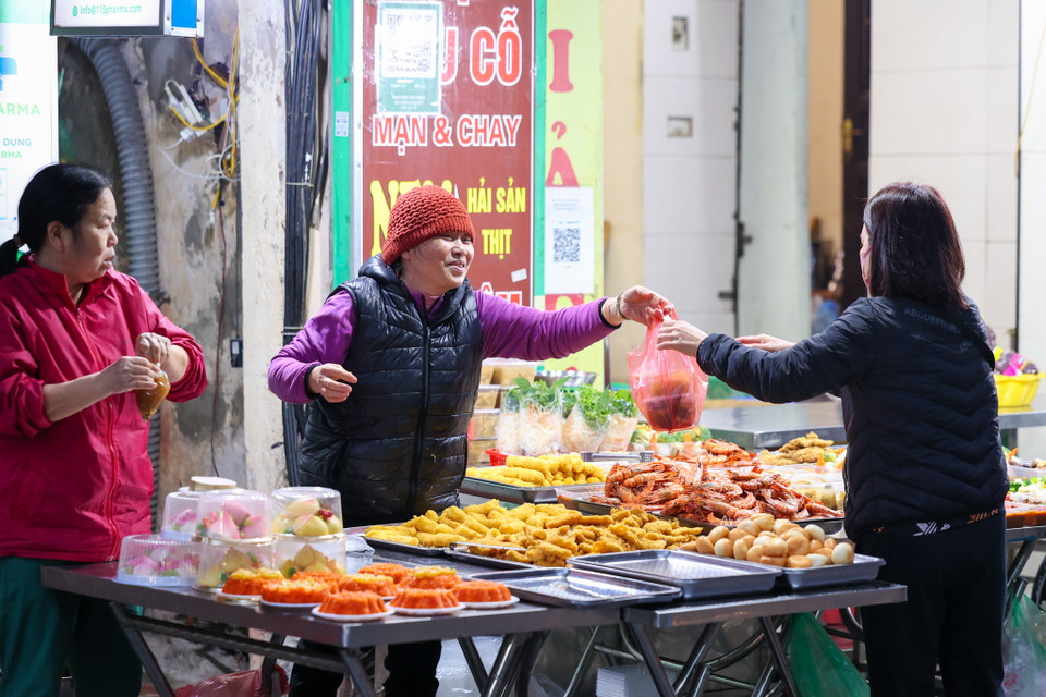 Thực khách đến đây không phải mất công lựa chọn vì mặt bằng chung cửa hàng nào cũng bán đồ ngon và tốt nhất. (Ảnh: Minh Sơn/Vietnam+)