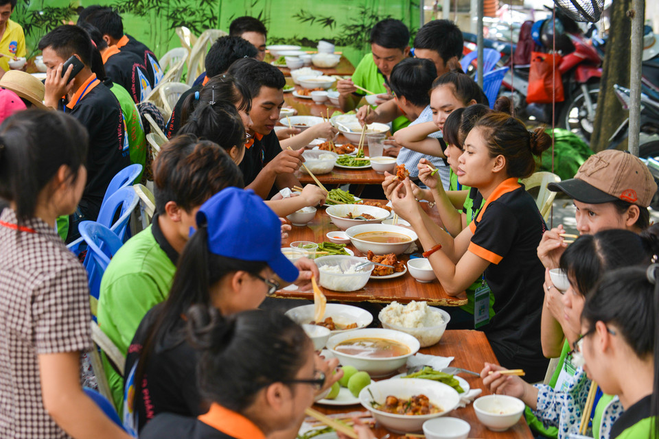 Bạn Nguyễn Quang Sỹ, trưởng nhóm cho biết, nhóm của bạn đã sắp xếp chỗ ăn nghỉ cho gần 200 bạn sinh viên, phần đồng là các bạn đến từ đồng hương Nam Định. (Ảnh: Minh Sơn/Vietnam+)