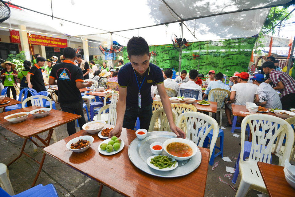 Những bữa cơm thiện nguyện do các bạn của Hội sinh viên Công giáo Hà Nội nấu. (Ảnh: Minh Sơn/Vietnam+)