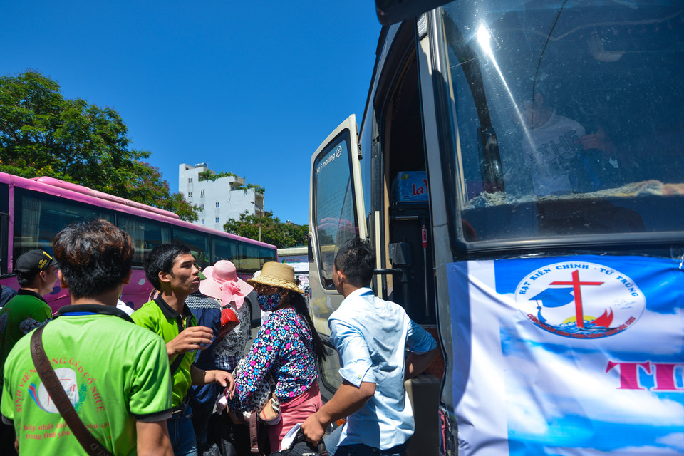 Sáng ngày 29/6, hàng ngàn sĩ tử từ các tỉnh lân cận đổ về Hà Nội dưới nắng nóng gay gắt. (Ảnh: Minh Sơn/Vietnam+)