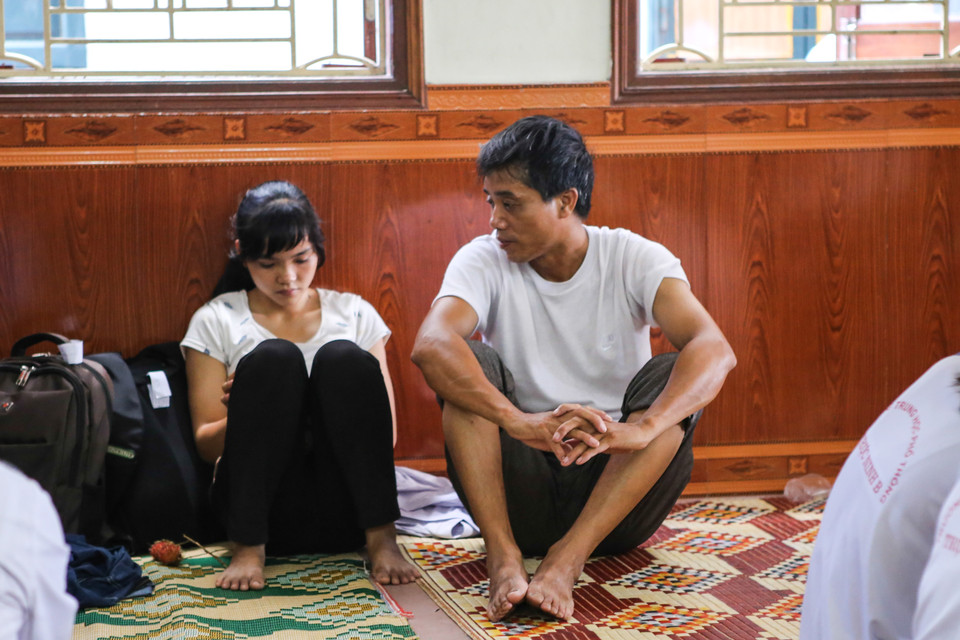 Nhiều bậc phụ huynh dịp này cũng tranh thủ khăn gói theo con em mình ‘lên kinh ứng thí’. (Ảnh: Minh Sơn/Vietnam+)