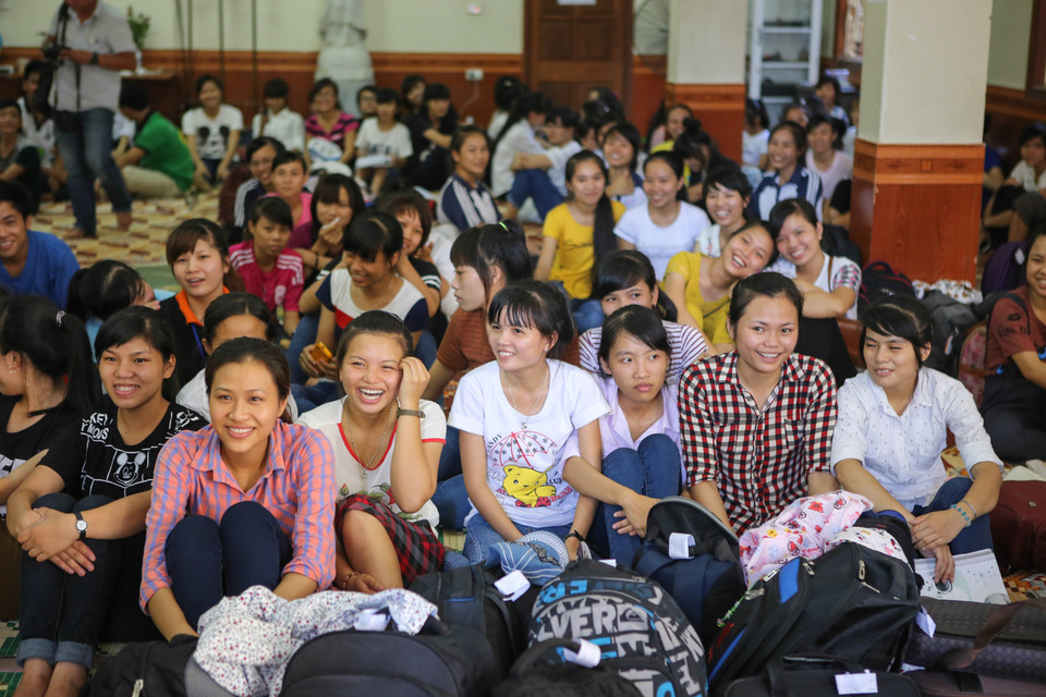 Các thí sinh vui vẻ khi nghe trưởng nhóm phổ biến nội quy sinh hoạt tại đây. (Ảnh: Minh Sơn/Vietnam+)