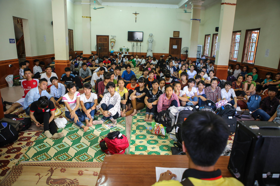 Một nhà thờ tại Cổ Nhuế (Hà Nội) được tận dụng để làm chỗ ăn ngủ miễn phí cho các sĩ tử. Được biết, nhóm tình nguyện đã bố trí 3 chỗ ăn nghỉ cho các em, đảm bảo mỗi em ít nhất 3 mét vuông để sinh hoạt trong những ngày thi. (Ảnh: Minh Sơn/Vietnam+)