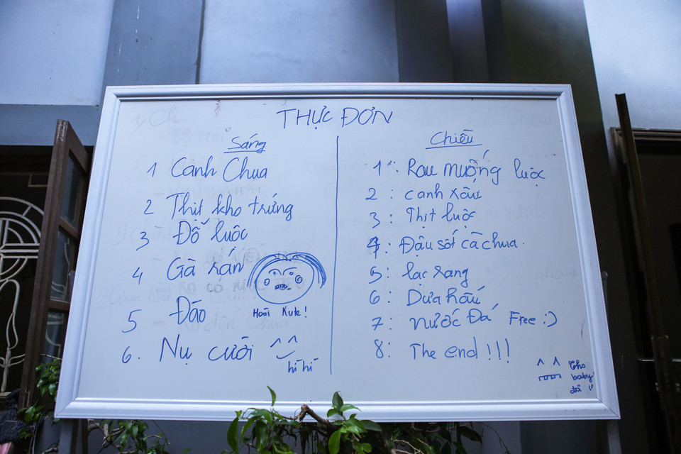 Bảng thực đơn cực kỳ dễ thương của nhóm sinh viên tình nguyện dành cho các sỹ tử mùa thi. (Ảnh: Minh Sơn/Vietnam+)