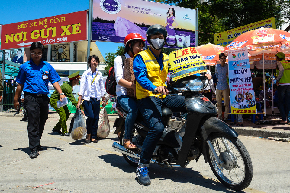 Một thành viên của đội xe ôm thân thiện tại bến xe Mỹ Đình cho biết, một ngày anh có thể chở đến 50 lượt thí sinh. (Ảnh: Minh Sơn/Vietnam+)