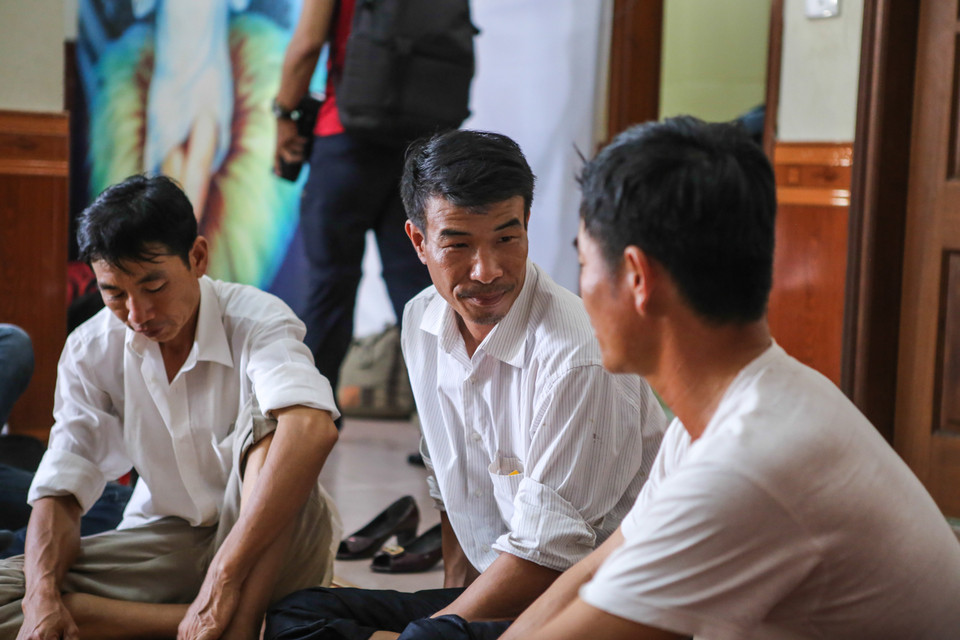 Chú Đỗ Văn Hội (ở giữa) cho biết, chú không yên tâm khi con trai mình là em Đỗ Ngọc Hoàng lần đầu lên Hà Nội nên đã đi cùng cho đế ngày thi cuối. (Ảnh: Minh Sơn/Vietnam+)