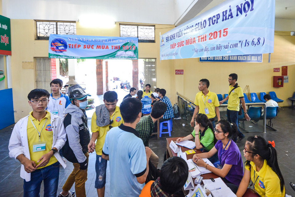 : Lực lượng thanh niên tình nguyện tại các bến xe Mỹ Đình, Giáp Bát,… nhiệt tình tư vấn, giúp đỡ các sĩ tử về chỗ trọ trong những ngày thi. (Ảnh: Minh Sơn/Vietnam+)