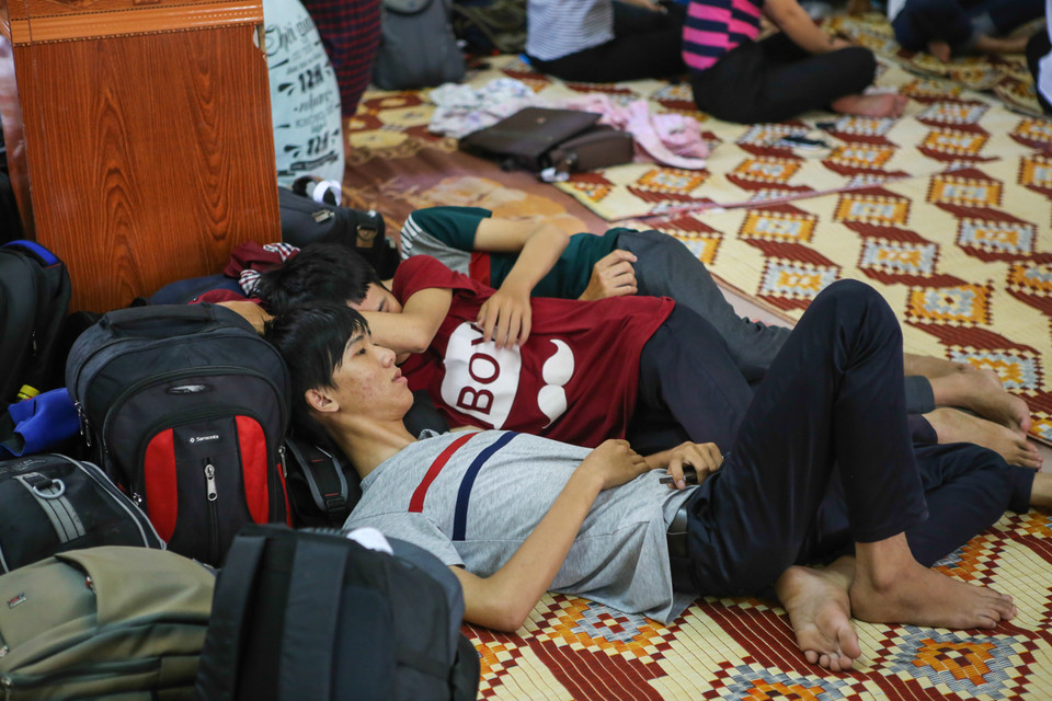 Một số em tỏ vẻ mệt mỏi sau một chặng đường dài. (Ảnh: Minh Sơn/Vietnam+)