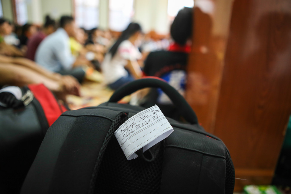 Mỗi ba lô của thi sinh sẽ được gắn tên cùng số điện thoại để tránh tình trạng thất lạc. (Ảnh: Minh Sơn/Vietnam+)
