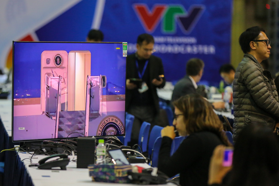 Tại khu vực B chỉ có vài chiếc vô tuyến nên nhiều phóng viên đã tập trung lại để theo dõi. (Ảnh: Minh Sơn/Vietnam+)