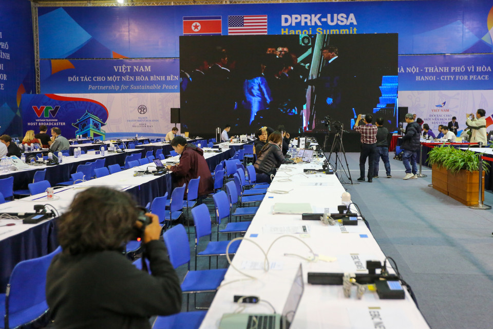 Dù thời điểm này đã rất muộn nhưng tại đây vẫn còn rất đông phóng viên trong nước và quốc tế. (Ảnh: Minh Sơn/Vietnam+)