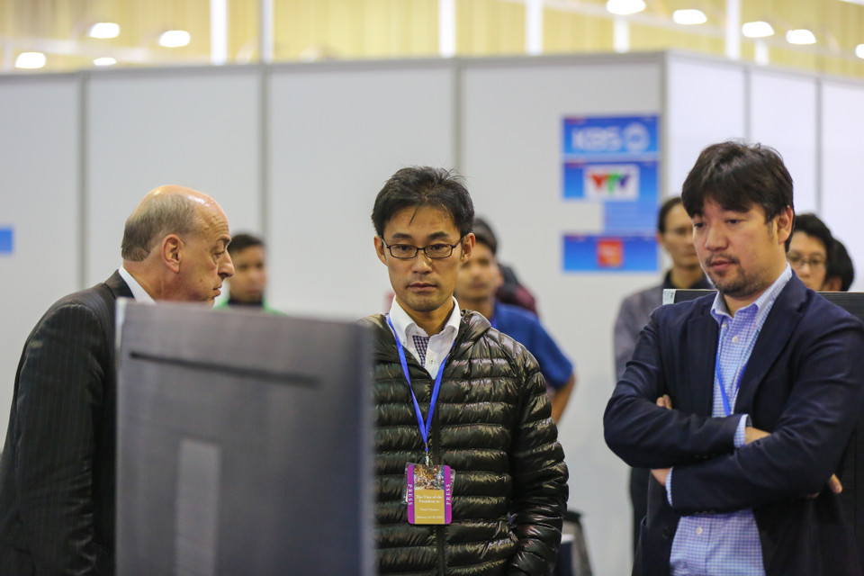 Đường truyền tại Trung tâm Báo chí Quốc tế khá ổn định để các phóng viên có thể theo dõi tường thuật trực tiếp. (Ảnh: Minh Sơn/Vietnam+)