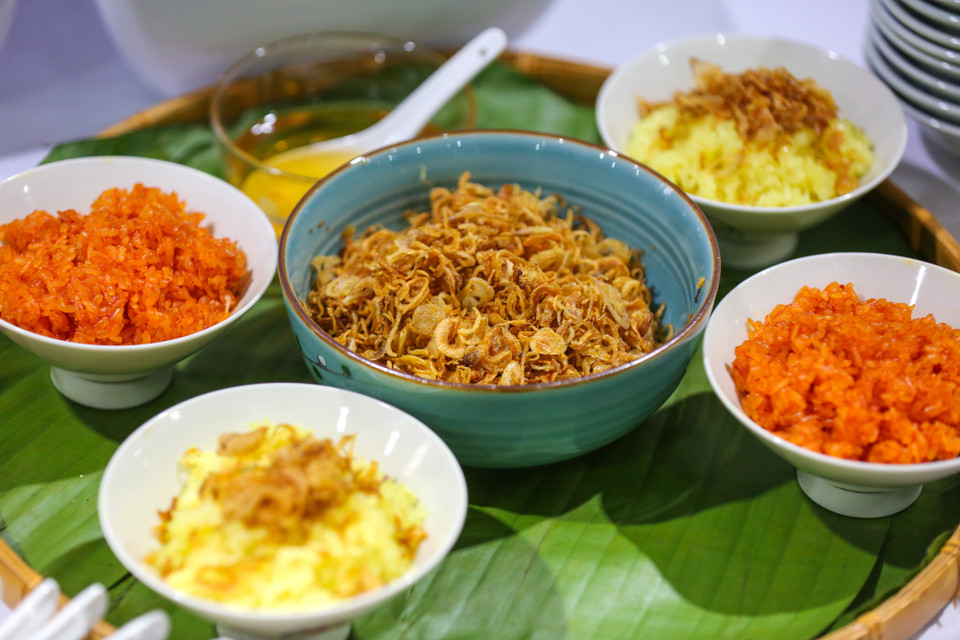 Món xôi bánh khúc Cô Lan, một thương hiệu nổi tiếng Hà Thành cũng được dành riêng một khu để phục vụ thực khách. (Ảnh: Minh Sơn/Vietnam+)