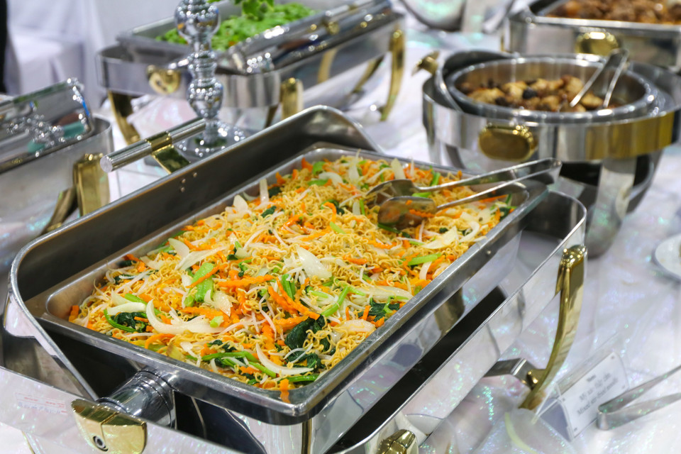 Các món ăn tại đây được phục vụ dưới hình thức buffet. (Ảnh: Minh Sơn/Vietnam+)