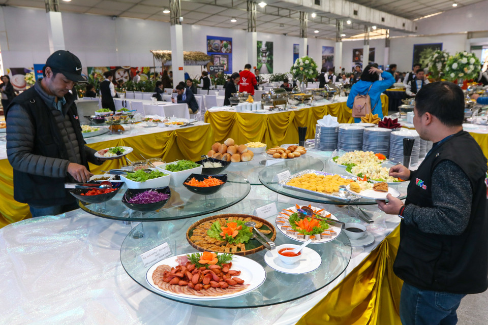 Trong suốt 5 ngày hoạt động từ 25/2 - 1/3 tại Trung tâm Báo chí Quốc tế, khu nhà ăn sẽ mở cửa liên tục để phục vụ các phóng viên, nhà báo trong và ngoài nước. (Ảnh: Minh Sơn/Vietnam+)