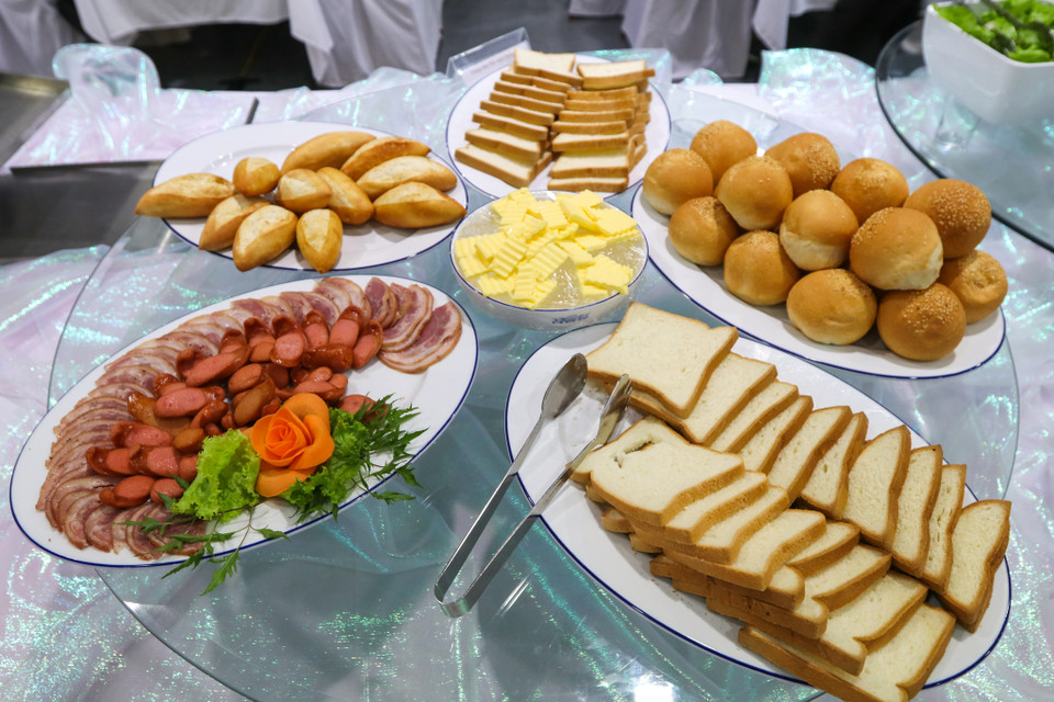 Tại khu nhà ăn có đầy đủ các món ăn Âu, Á được chế biến hợp khẩu vị nhằm phục vụ các phóng viên. (Ảnh: Minh Sơn/Vietnam+)