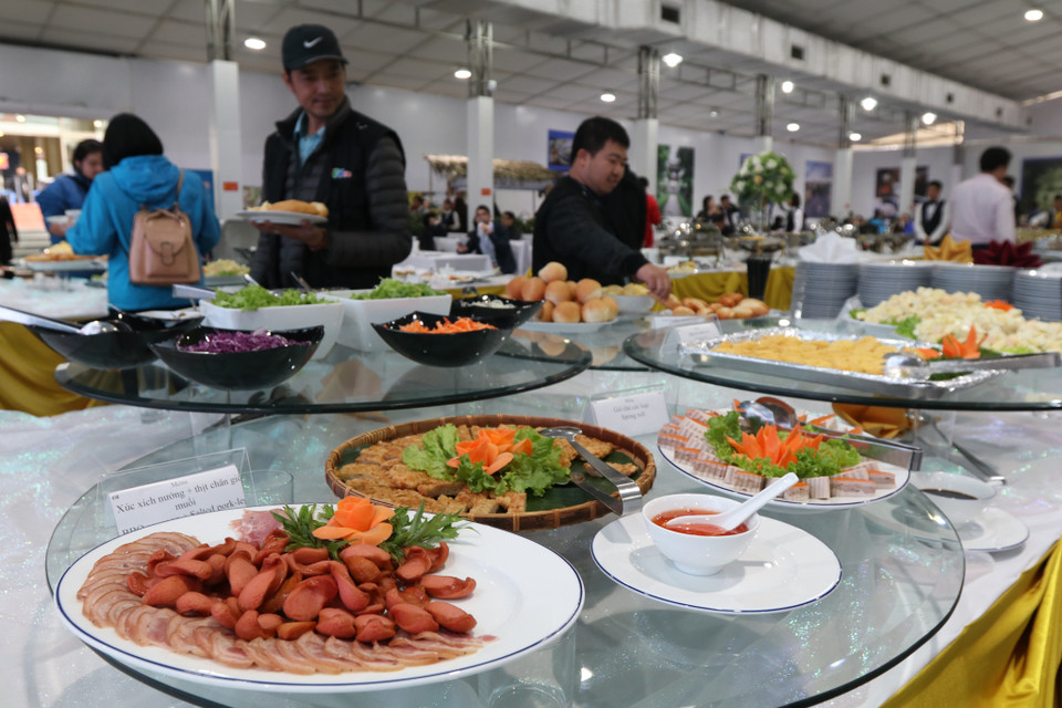 Trước đó, đích thân Thủ tướng Chính phủ Nguyễn Xuân Phúc đã gợi ý đưa các món ăn dân tộc của Việt Nam như nem rán, giò chả, nem cuốn, phở, xôi khúc... vào thực đơn phục vụ tại Trung tâm Báo chí Quốc tế. Tất cả các bữa ăn tại đây đều được phục vụ miễn phí. (Ảnh: Minh Sơn/Vietnam+)