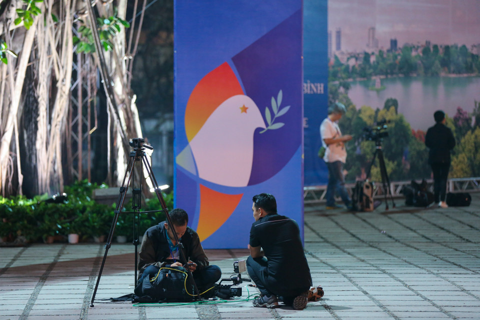 Nhiều phóng viên đã lựa chọn sân ngoài Trung tâm thành không gian tác nghiệp. (Ảnh: Minh Sơn/Vietnam+)
