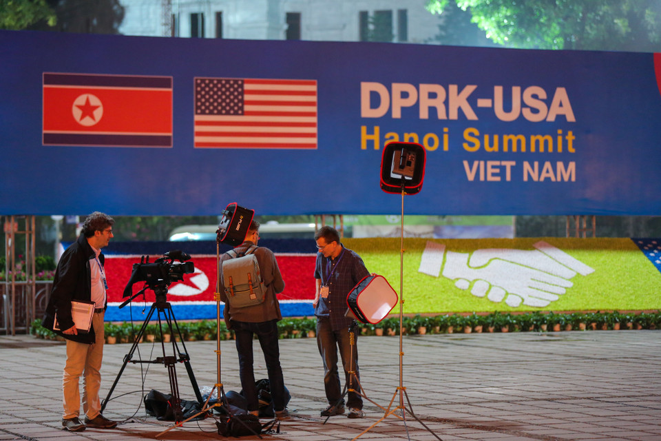 Một hãng thông tấn nước ngoài đang tác nghiệp ngoài sân trong thời điểm đoàn xe Tổng thống Donald Trump đang di chuyển về khách sạn. (Ảnh: Minh Sơn/Vietnam+)