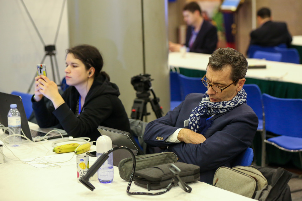 Nhiều phóng viên tranh thủ chợp mắt để tiếp tục làm việc. (Ảnh: Minh Sơn/Vietnam+)