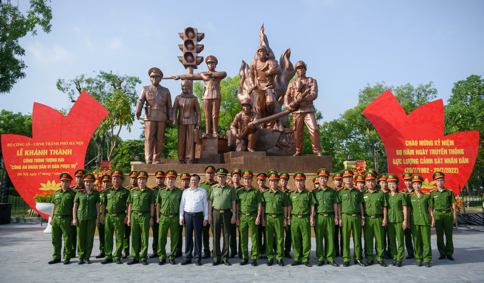 Đây là tác phẩm điêu khắc thể hiện hình tượng chiến sĩ cảnh sát giao thông, chiến sĩ cảnh sát phòng cháy chữa cháy và cứu nạn, cứu hộ; là biểu tượng của sự dũng cảm, hy sinh vượt qua khó khăn, gian khổ. (Ảnh: PV/Vietnam+)