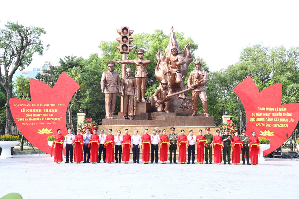 Công trình tượng đài Cảnh sát giao thông và phòng cháy chữa cháy do Bộ Công an phối hợp với Bộ Văn hoá, Thể thao và Du lịch, Ủy ban Nhân dân thành phố Hà Nội xây dựng với mục đích tôn vinh sự hy sinh vất vả, cống hiến của lực lượng công an nhân dân nói chung, lực lượng cảnh sát nhân dân nói riêng trong nhiệm vụ bảo đảm an ninh chính trị, trật tự an toàn xã hội. (Ảnh: PV/Vietnam+)