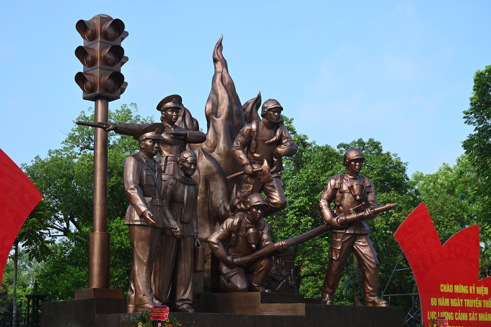 Tại Hà Nội, tượng đài nằm sát tường rào Công viên Thống Nhất trên đường Trần Nhân Tông (đoạn từ cổng công viên đến đường Quang Trung), quận Hai Bà Trưng. (Ảnh: PV/Vietnam+)