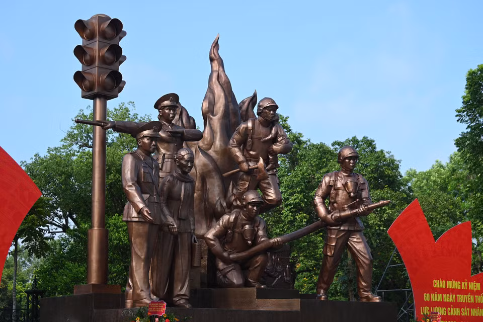 Tại Hà Nội, tượng đài nằm sát tường rào Công viên Thống Nhất trên đường Trần Nhân Tông (đoạn từ cổng công viên đến đường Quang Trung), quận Hai Bà Trưng. (Ảnh: PV/Vietnam+)