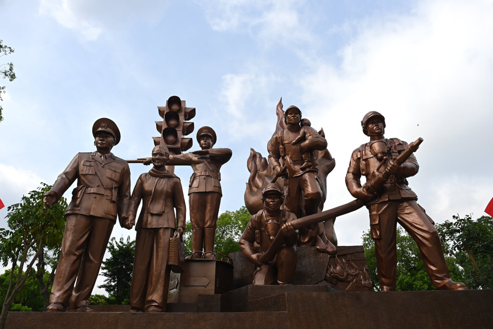 Sau hơn 1 năm nỗ lực triển khai, công trình tượng đài 'Công an nhân dân vì dân phục vụ; tại Hà Nội đã được hoàn thiện, thông qua nghiệm thu và chính thức đưa vào sử dụng. (Ảnh: PV/Vietnam+)