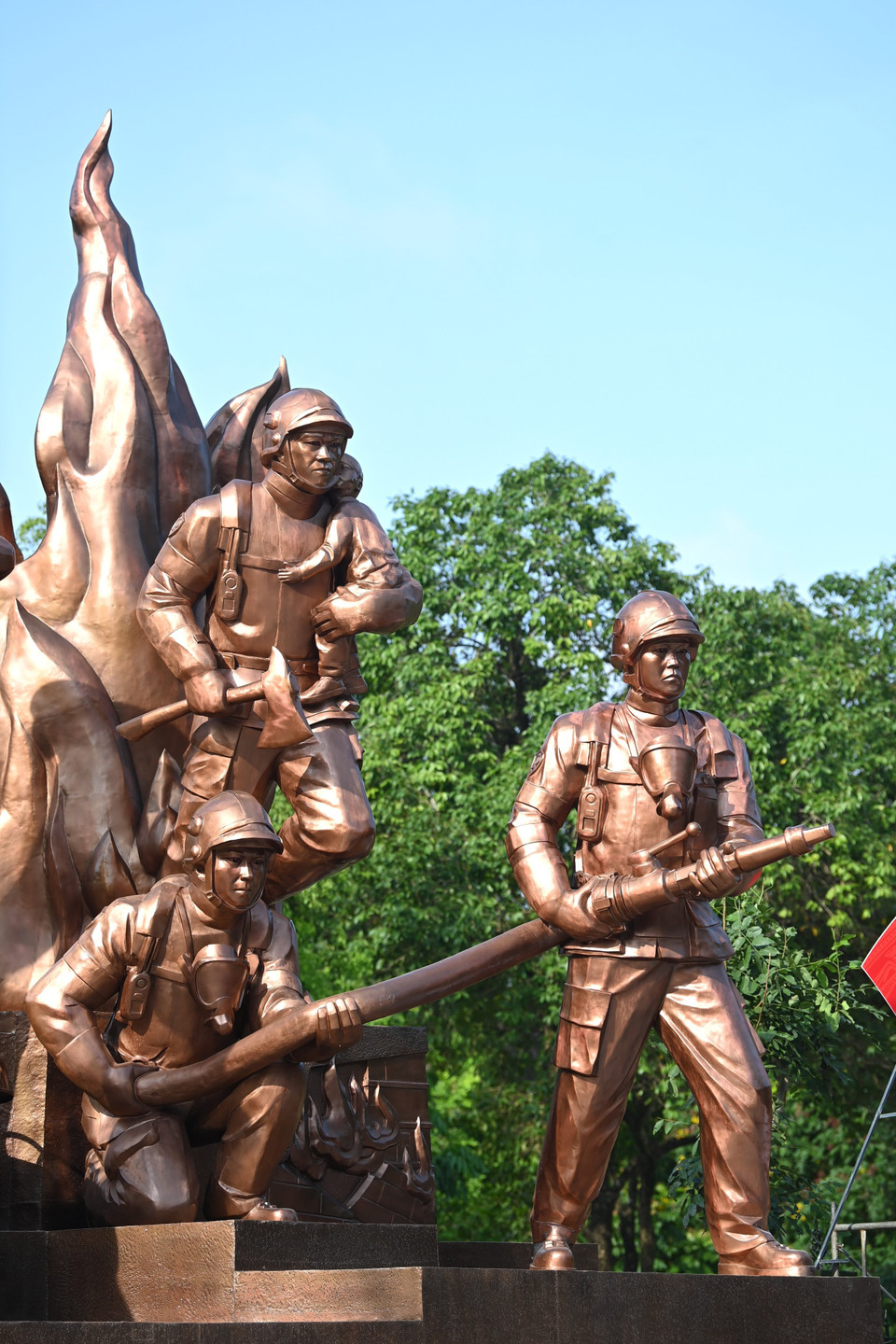 Tượng đài gồm 7 nhân vật, cao khoảng 7,2m. Chất liệu là ép đồng công nghệ mới. (Ảnh: PV/Vietnam+)
